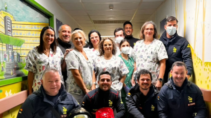 Los bomberos llevan sonrisas y juguetes a los niños del Hospital de Mérida