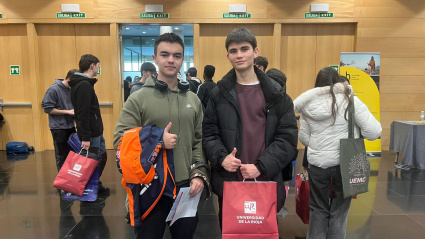Manuel, estudiante de 2º de Bachillerato (a la izquierda de la foto), decide su futuro