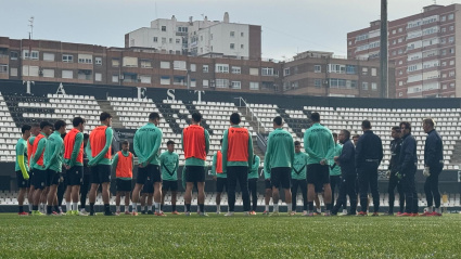 Javi Rey, junto a sus jugadores, en la charla del entrenamiento