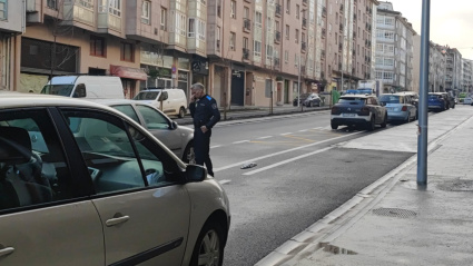 Milladoiro coche mal aparcado