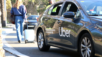 Pasajera abandona el vehiculo Uber