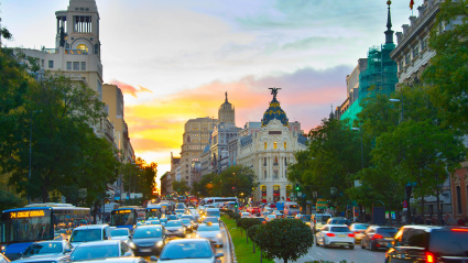 Calle concurrida de Madrid, España
