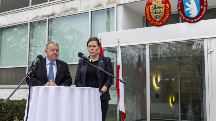 El ministro de Asuntos Exteriores de Dinamarca, Lars Lokke Rasmussen (izq.), y la ministra de Asuntos Exteriores de Groenlandia, Vivian Motzfeldt, pronuncian un discurso ante los medios de comunicación tras su reunión con el vicepresidente estadounidense, J. D. Vance, y el secretario de Estado, Marco Rubio, en la Embajada de Dinamarca en Washington, D.C.