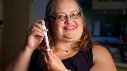 Jennifer Kirtley de Lake Worth con su medicamento para bajar de peso Wegovy