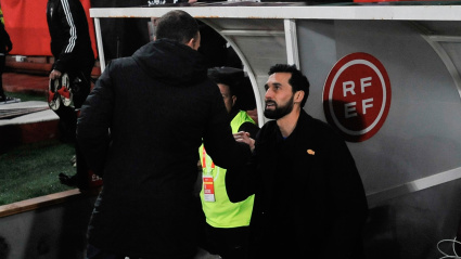 Alberto González y Álvaro Arbeloa se saludan al comienzo del Albacete-Real Madrid