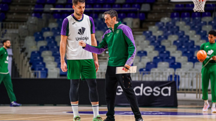 Ibon Navarro da instrucciones a Sulejmanovic