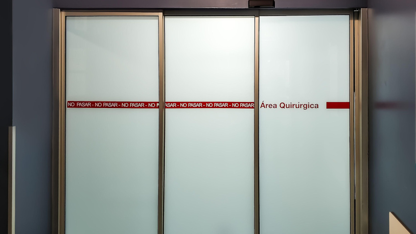 Imagen de recurso de la entrada a las salas de operaciones del Hospital de la Luz, en Huelva