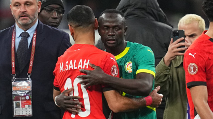 Sadio Mané se abraza con su amigo Mo Salah tras el Egipto-Senegal de semifinales.