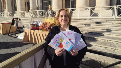 Olga Iglesias, alcaldesa de Triacastela en la Plaza de San Pedro