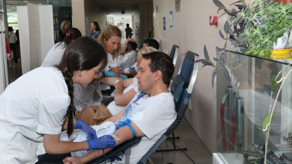 Donación de sangre en el vestíbulo del Hospital Río Carrión de Palencia