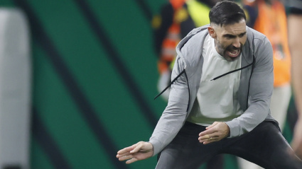 El entrenador del Elche, Eder Sarabia, durante el partido entre Betis y Elche en La Cartuja.