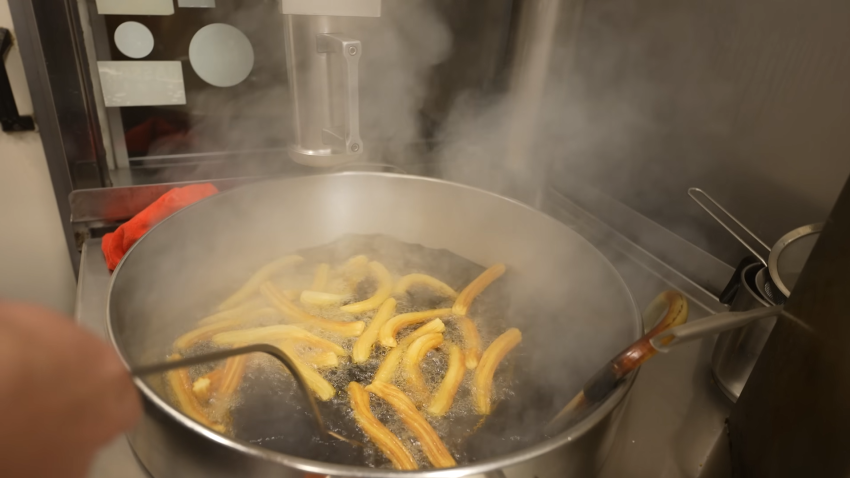 Churros friéndose