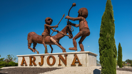 Escultura en rotonda de Manuel López Pérez, 2012, en Arjona, provincia de Jaén