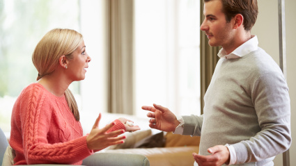Una pareja joven discutiendo en casa