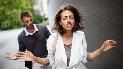 Pareja frustrada discutiendo y teniendo problemas matrimoniales