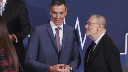 El presidente del Gobierno, Pedro Sánchez (i) y el exsecretario general de la OTAN Javier Solana