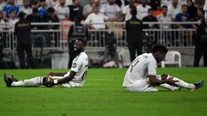 Aurelien Tchouameni (R) y Antonio Rudiger (L) del Real Madrid
