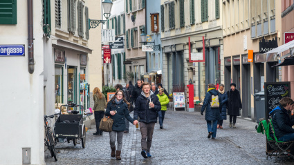 Personas caminando por la calle en Zúrich