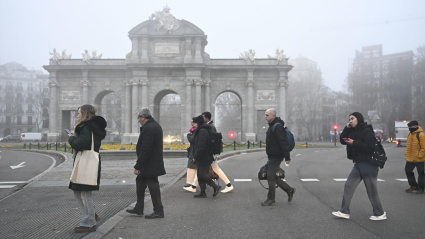 Bancos de niebla a primera hora de este jueves en Madrid. La llegada de una borrasca por el noroeste de la península, junto con vientos húmedos atlánticos, dejará este jueves un día marcado por la inestabilidad