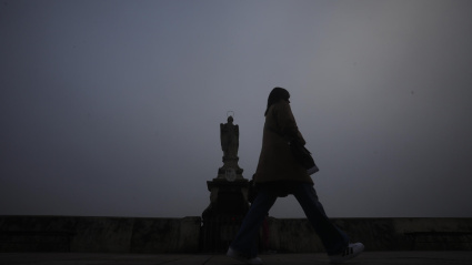 La niebla cubre el Puente Romano de Córdoba este jueves. La llegada de una borrasca por el noroeste de la península, junto con vientos húmedos atlánticos, dejará este jueves un día marcado por la inestabilidad