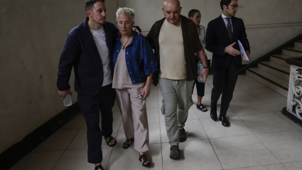 La madre de Diego Bello, con su otro hijo y su marido