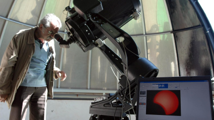 Un hombre observa un eclipse parcial de sol en el Observatorio de Deva, en Gijón