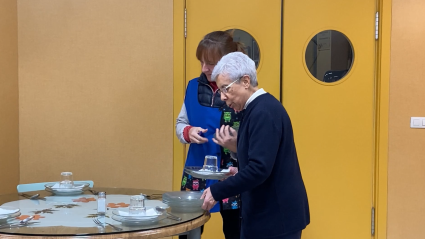 Sor Manuel, colocando junto a una trabajadora de la Casa de acogida de San Vicente de Paul los platos del día