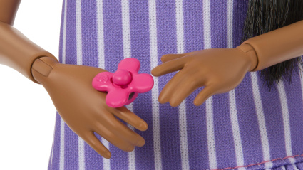 Fidget Spinner que sujeta la Barbie