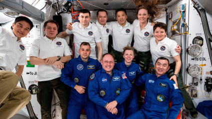 La tripulación completa de la Expedición 73 posa en la ISS junto a los recién llegados de la SpaceX Crew-11.