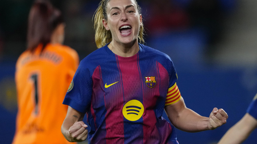 La centrocampista del FC Barcelona Alexia Putellas celebra tras anotar un tanto durante el encuentro correspondiente a la jornada 17 de Liga F disputado este miércoles entre el Barcelona y el Atlético de Madrid en Barcelona. EFE/Alejandro García