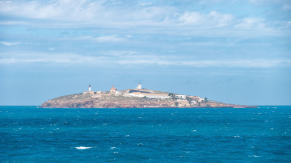 Isla principal del archipiélago español de Chafarinas en una tarde despejada