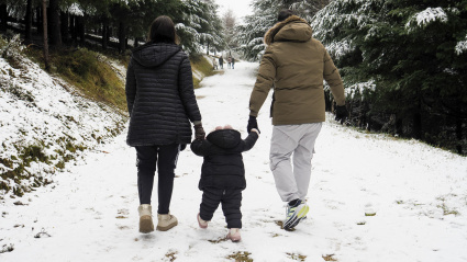 Un grupo de personas en O Cebreiro (Lugo), este viernes. El acercamiento de una amplia vaguada y la formación de unas bajas presiones dejarán este sábado en la península y en las Baleares cielos nubosos y precipitaciones generalizadas, así como nevadas en los Pirineos.