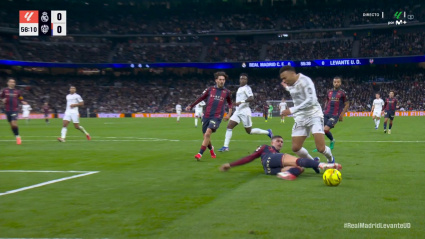 Imagen del penalti de Dela sobre Mbappé en el Real Madrid-Levante
