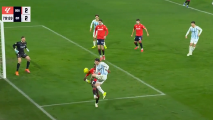 El centro de Fede Viñas golpea en la mano de Boyomo.