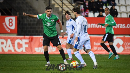 Los jugadores del Zamora han tenido que jugar de verde el partido ante el Tenerife.