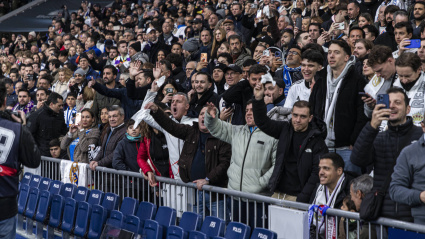 Un grupo de aficionados del Real Madrid protesta contra su equipo