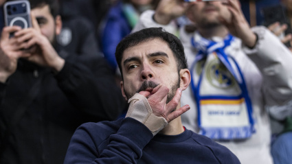 Un aficionado del Real Madrid pita a sus jugadores