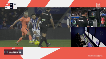 Imagen del VAR de la falta de Dani Olmo sobre Kubo en el Real Sociedad-Barcelona