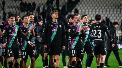 Los jugadores del Málaga celebran la victoria contra el Córdoba