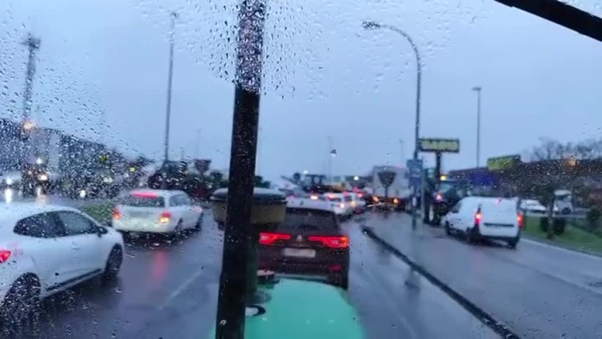 Los tractores provocaron importantes retenciones en los acceso al Polígono do Ceao a primera hora de la mañana