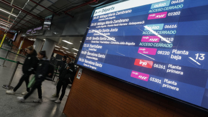 Vista de los paneles de salidas de trenes de la estación Puerta de Atocha en Madrid