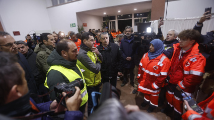El presidente de Andalucía, Juanma Moreno(c), y el consejero andaluz de Sanidad, Antonio Sanz (i), durante la visita al centro de emergencias en Adamuz.