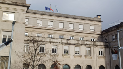 Banderas a media asta en la Autoridad Portuaria de A Coruña por la tragedia de Adamuz
