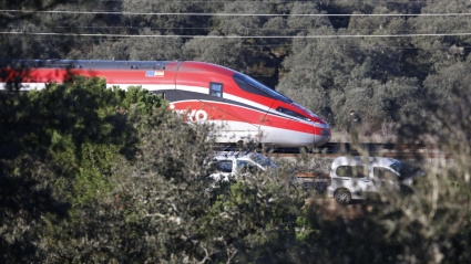 Vista de la locomotora del tren Iryo que descarriló en primer lugar y provoco el accidente, en el lugar del siniestro en Adamuz