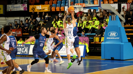 Un instante del partido en Menorca