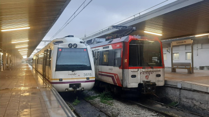 Trenes en la estación de RENFE en Santander