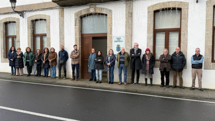 Concentración frente al concello de Paderne (A Coruña) por las víctimas del accidente de Adamuz