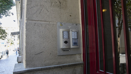 Exterior de un piso turístico en el centro de Madrid tras el anuncio del ministerio de Consumo de bloquear casi 66.000 anuncios ilegales