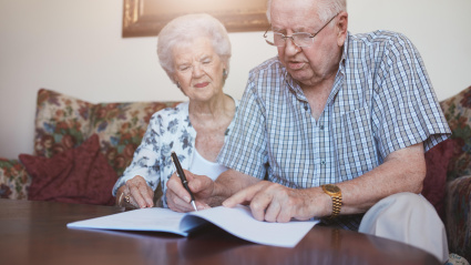 Dos ancianos firmando su testamento