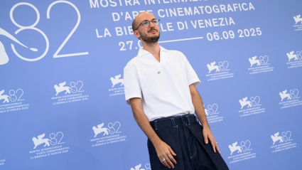 Jaume Claret posa  durante la  presentación de  Estrany Riu en el Festival de Venecia